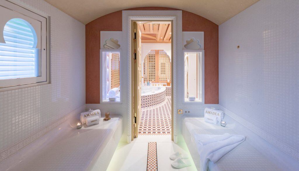 Spa y otros lujos que hacen costoso al superyate Amadea (web/alquilerdeyatesenibiza)