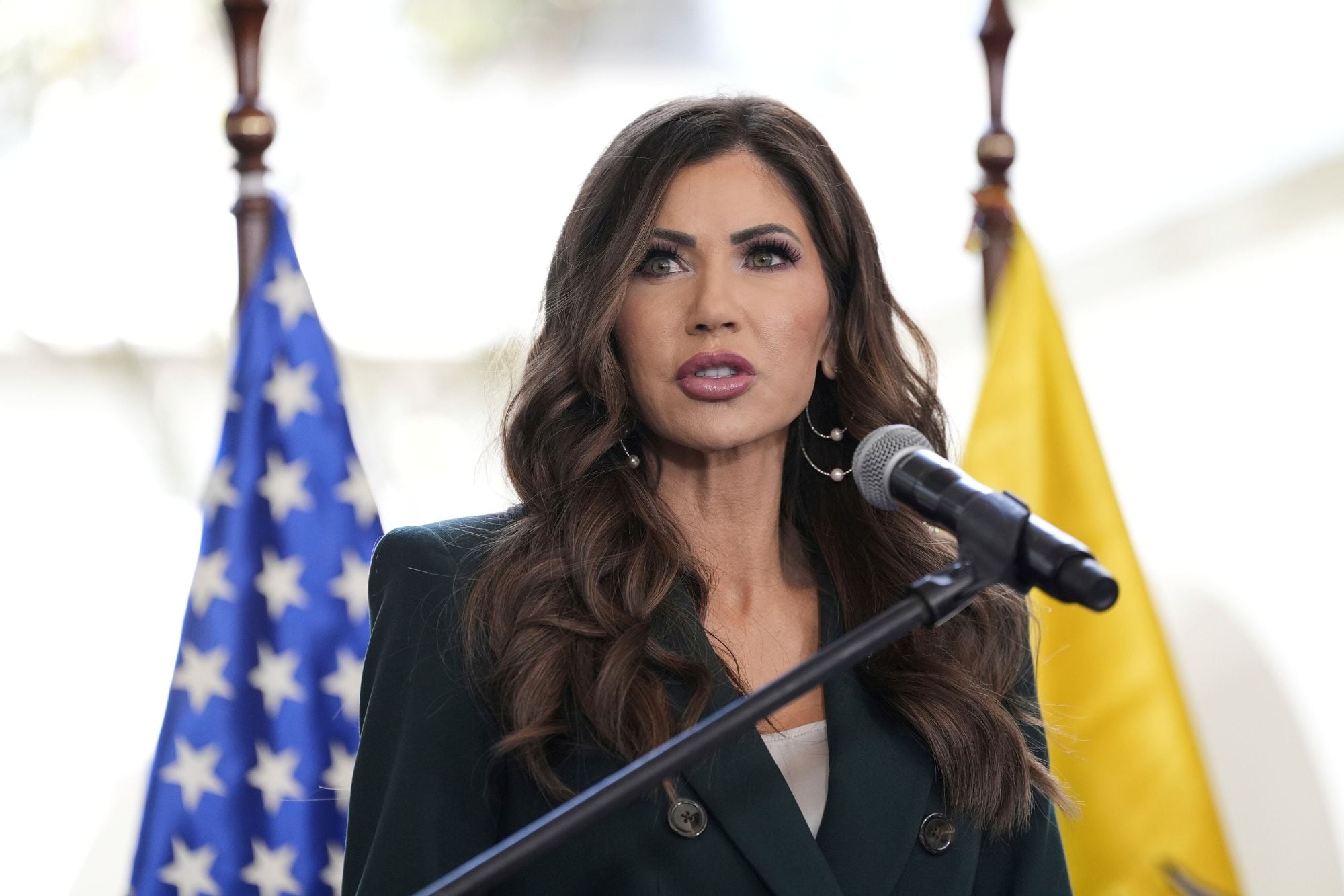 Los demandantes argumentan que Kristi Noem, secretaria de Seguridad Nacional, carecía de la autoridad necesaria para acabar unilateralmente con el programa