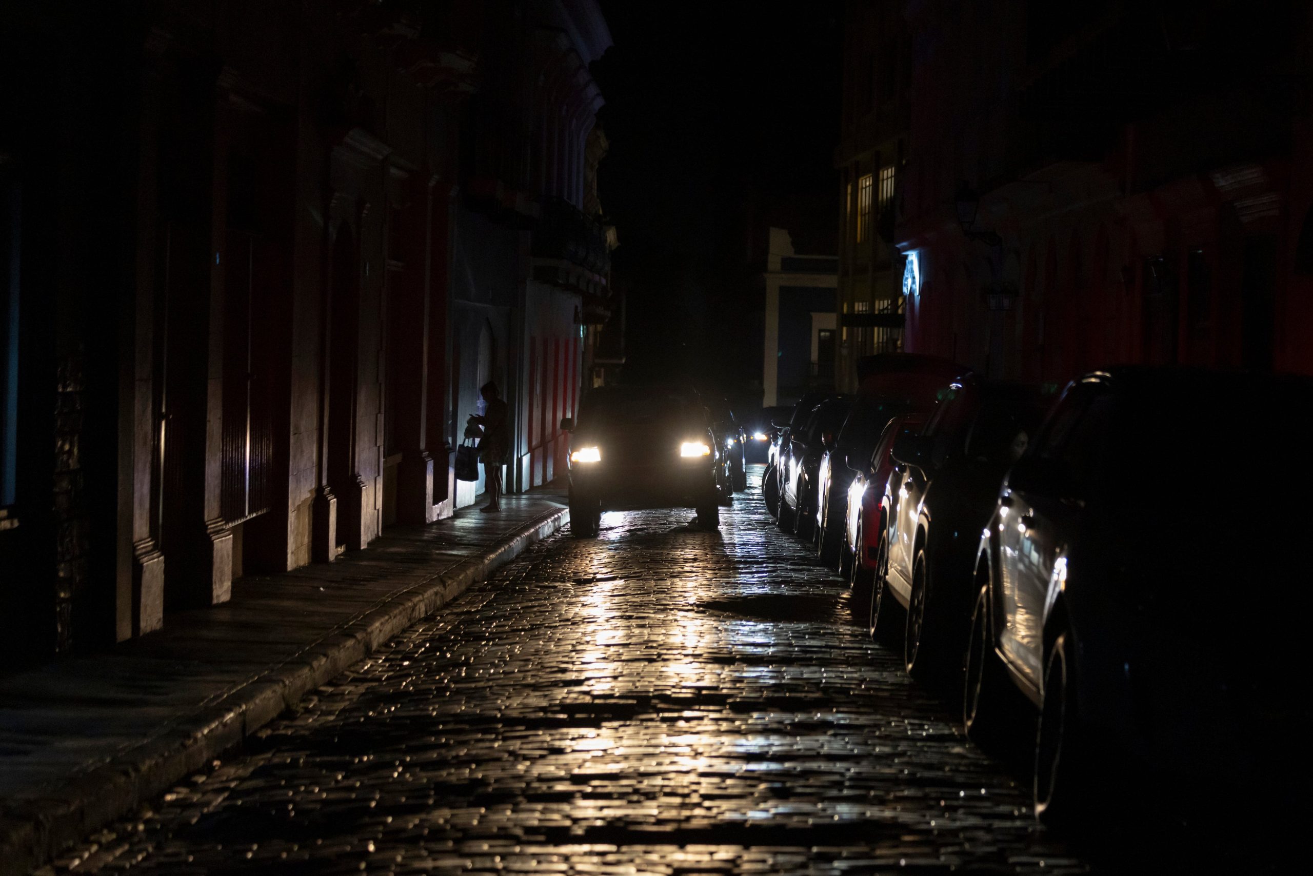 Las luces de un auto iluminan el piso de las calles del Viejo San Juan, en Puerto Rico, durante un apagón en abril de 2025