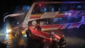 Un micro se despistó en la ruta 5 por fuertes vientos y los pasajeros fueron evacuados en lancha