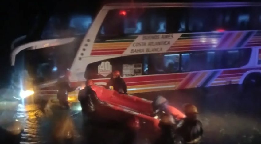 Un micro se despistó en la ruta 5 por fuertes vientos y los pasajeros fueron evacuados en lancha