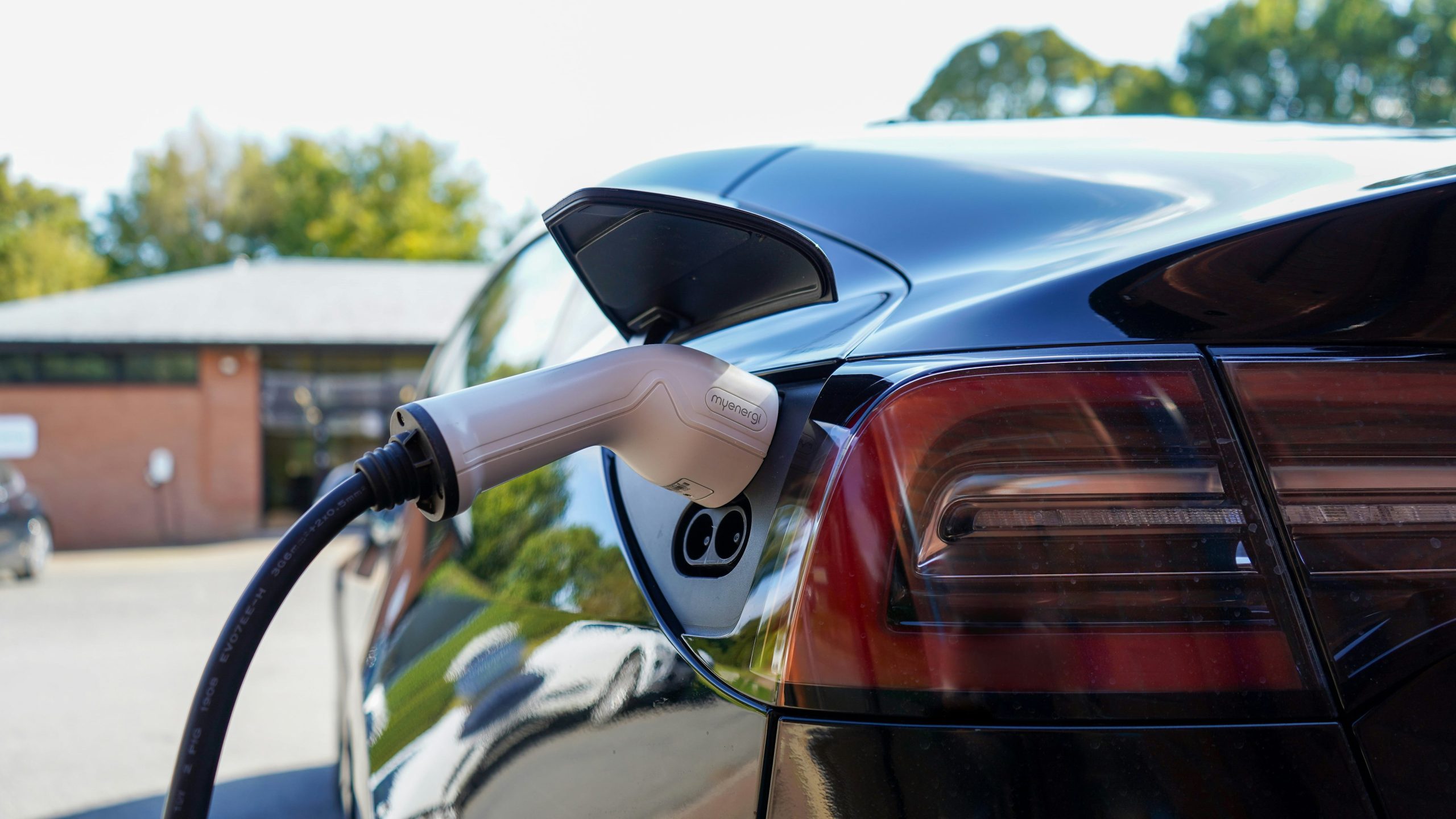 Las calcomanías de aire limpio son un incentivo para adquirir autos eléctricos (Unsplash)
