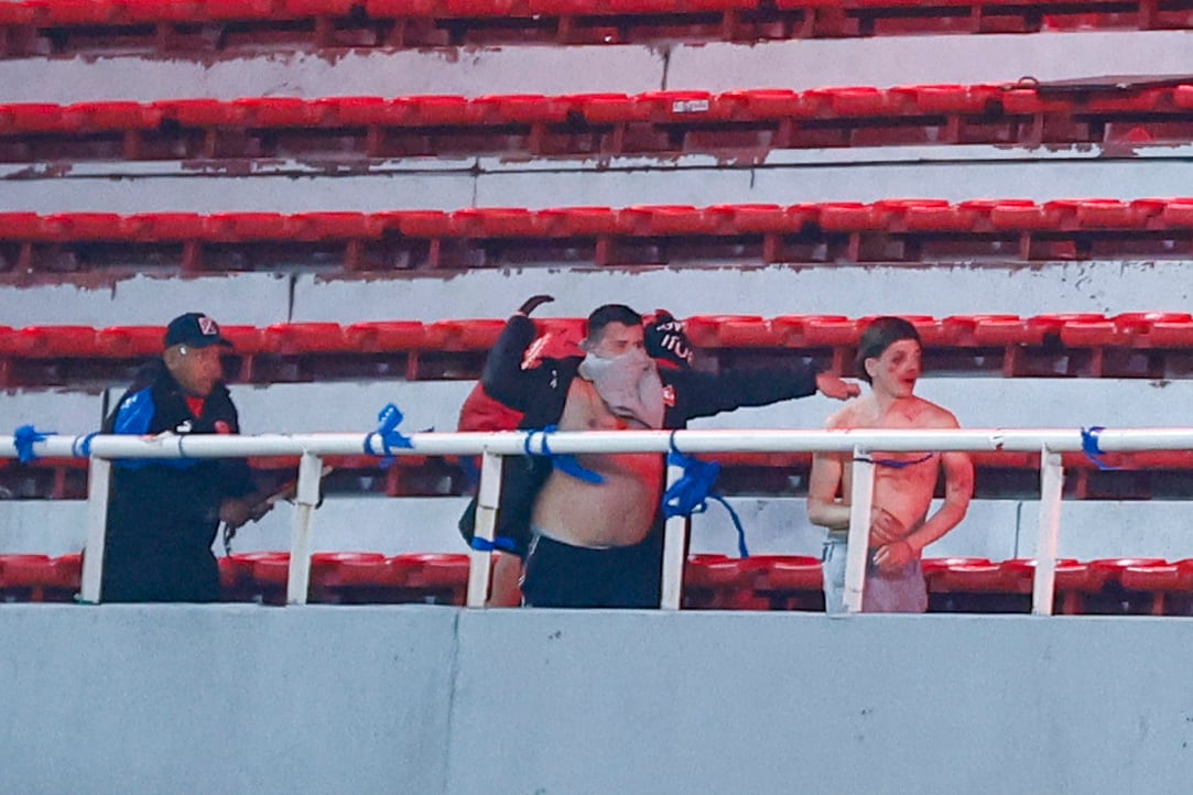 Incidentes entre la barra de U de Chile y la barra de Independiente