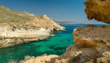 Es considerado uno de los pueblos más bonitos y tiene playas salvajes lejos del turismo masivo