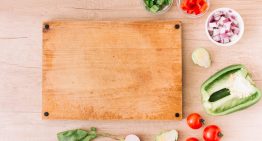 Ni detergente ni lavandina: el truco para limpiar las tablas de la cocina y dejarlas como nuevas