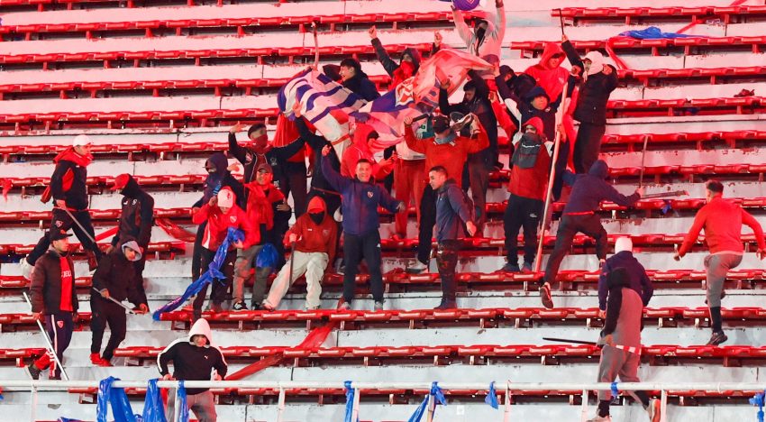 Independiente vs. Universidad de Chile: se canceló el partido por graves incidentes entre hinchas