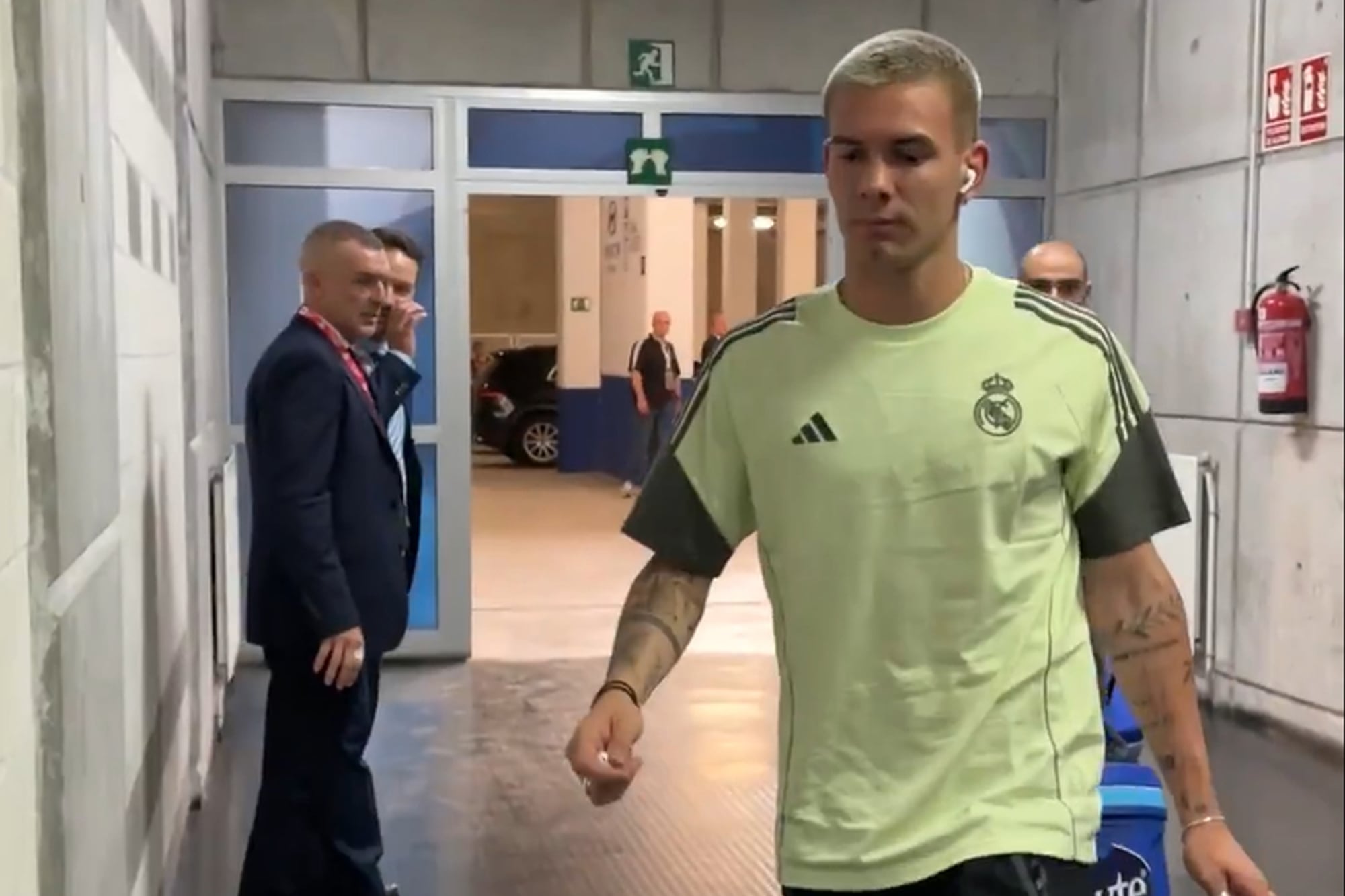 Franco Mastantuono ingresa al vestuario del estadio Carlos Tartiere