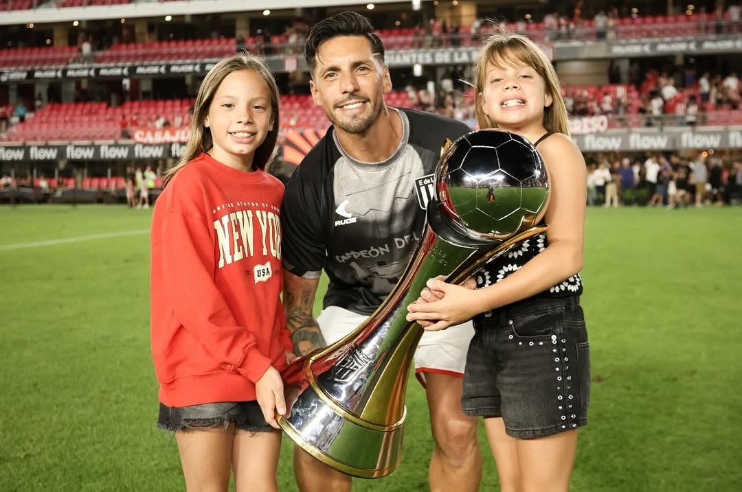 José Sosa junto a sus hijas en un festejo con Estudiantes