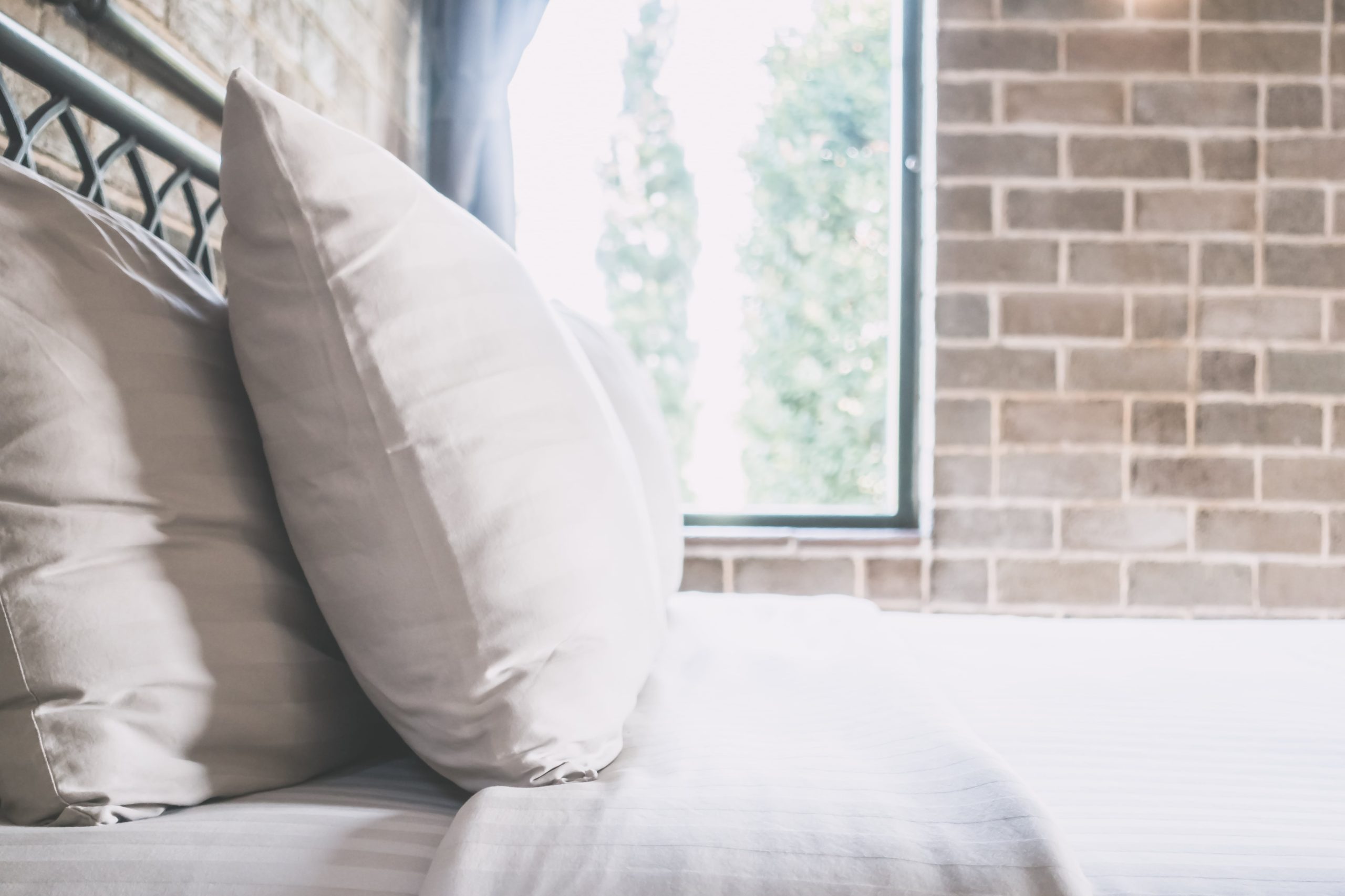 El cuidado de la ropa de cama es fundamental para tener una habitación en orden y que contribuya al descanso. (Foto: Freepik)