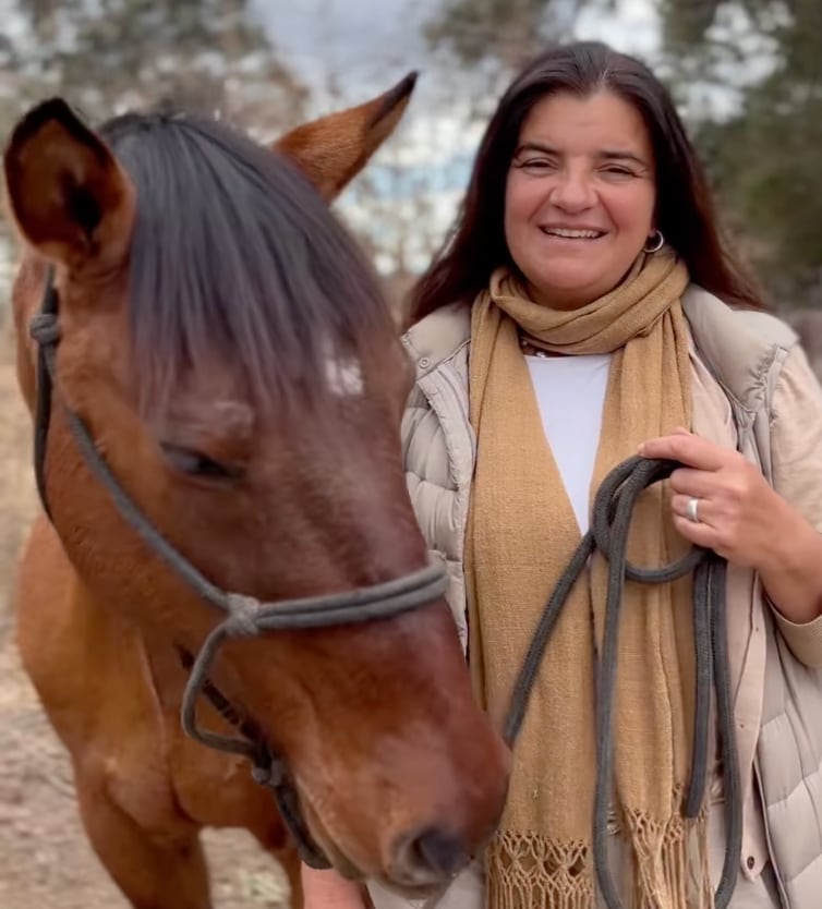 “Francisco se conectaba con los caballos. Su cuerpo respondía, su mirada brillaba. Y un día, en una consulta, los médicos dijeron: ‘No podemos creer cómo está. Creemos que los caballos tienen mucho que ver’”