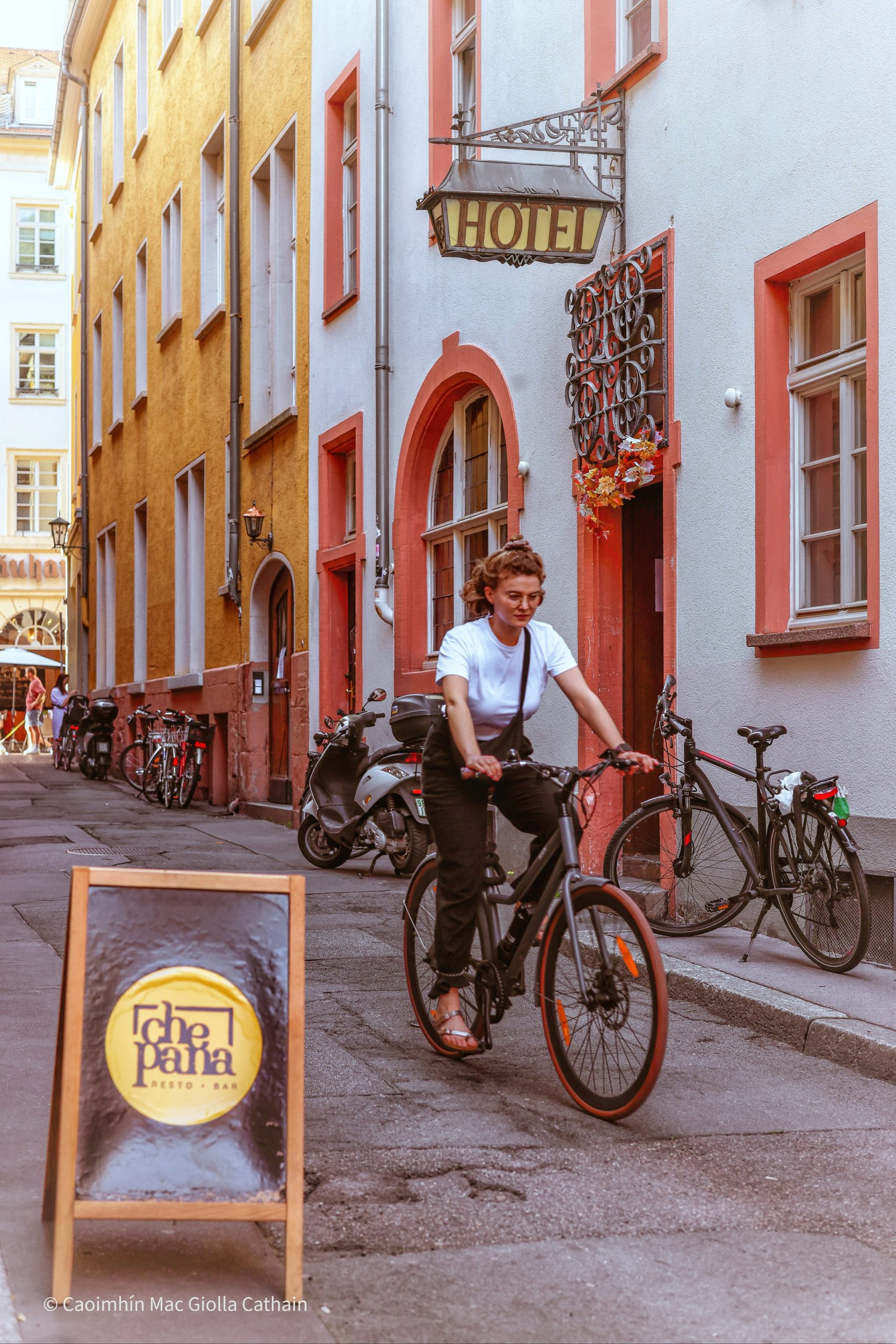 La calle donde funciona Che Pana Resto Bar.
