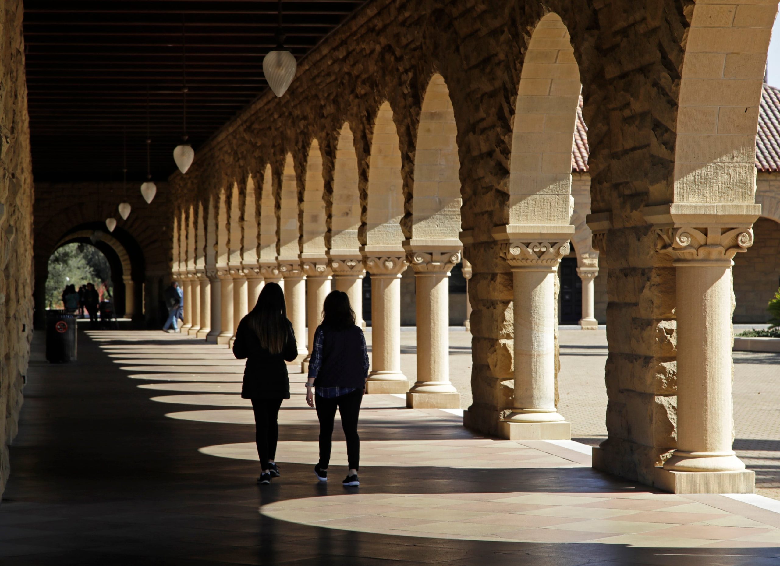 Las universidades públicas del estado manejan un sistema semestral con intersesiones de invierno, mayo y verano