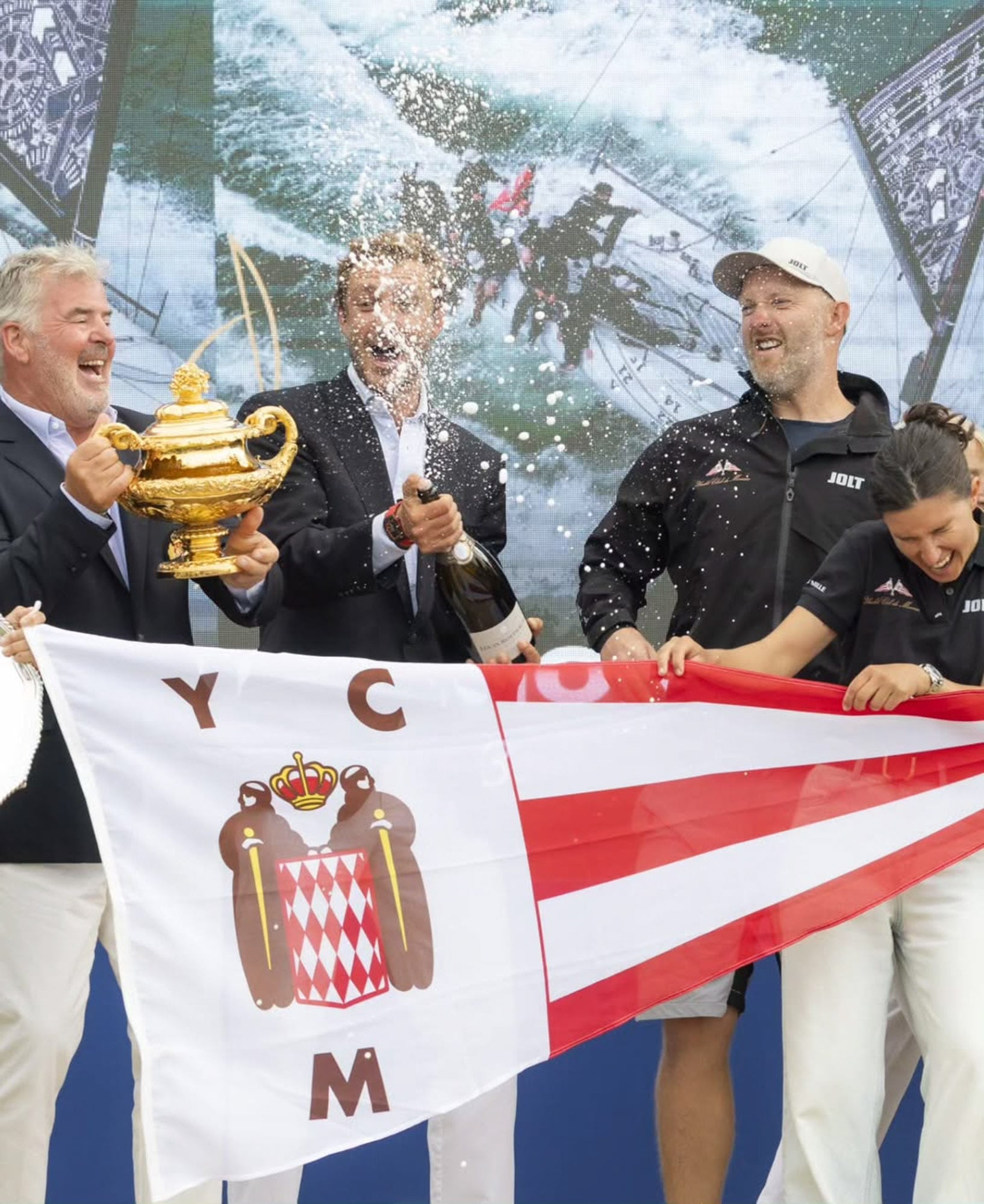 Pierre baña a su team con champagne. La participación de Mónaco en la Admiral's Cup fue un debut glorioso. 