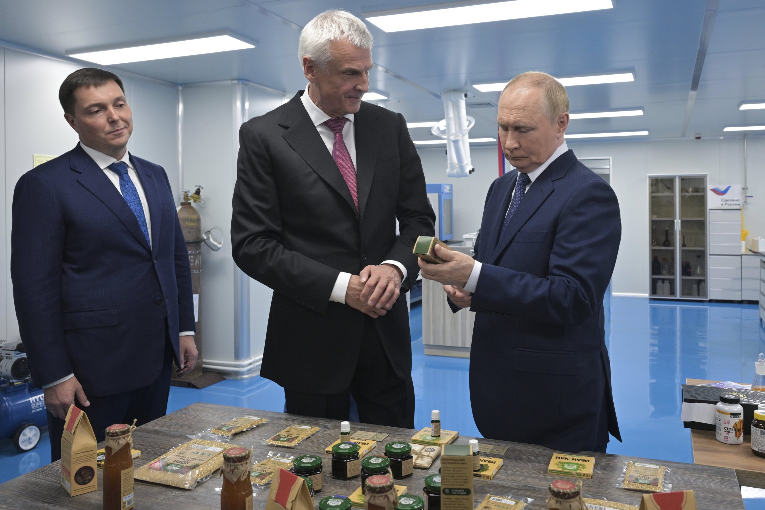El primer ministro ruso, Vladímir Putin, escucha al gobernador de la región de Magadán, Serguéi Nosov, durante su visita a la planta de Omega-Si en Magadán, a unos 6000 kilómetros al este de Moscú, en el extremo oriental de Rusia