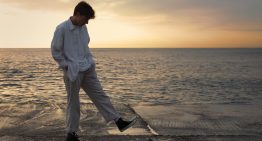 Qué significa que una persona mire siempre al piso al caminar, según la psicología
