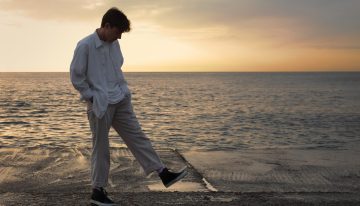Qué significa que una persona mire siempre al piso al caminar, según la psicología