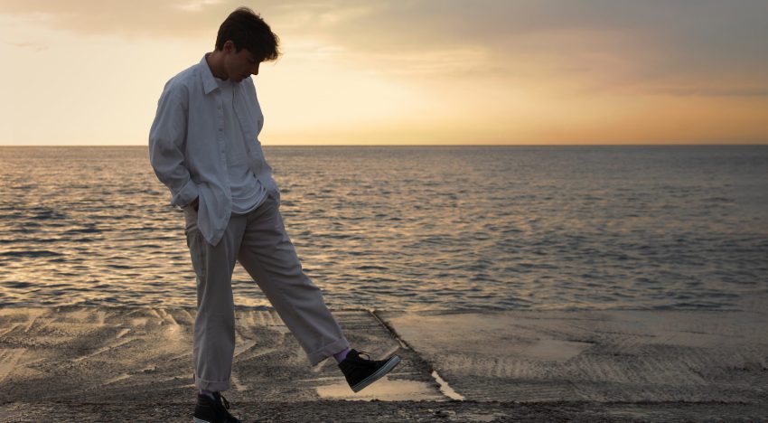 Qué significa que una persona mire siempre al piso al caminar, según la psicología