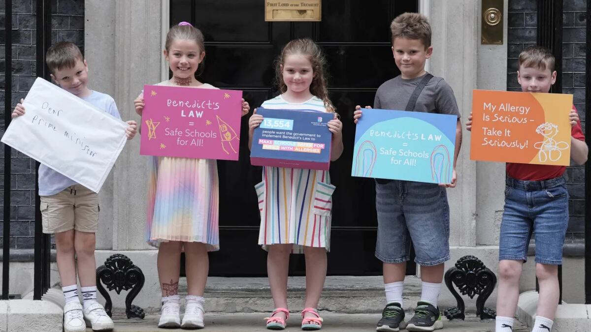 La petición fue entregada por Etta, hermana de Benedict, y cinco niños más (Foto: gentileza The Sun)