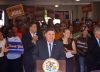 J.B. Pritzker firmó un nuevo paquete de leyes que defiende a los trabajadores de Illinois de los “ataques de Trump”