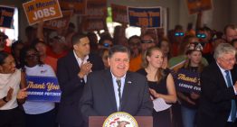 J.B. Pritzker firmó un nuevo paquete de leyes que defiende a los trabajadores de Illinois de los “ataques de Trump”