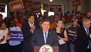 J.B. Pritzker firmó un nuevo paquete de leyes que defiende a los trabajadores de Illinois de los “ataques de Trump”