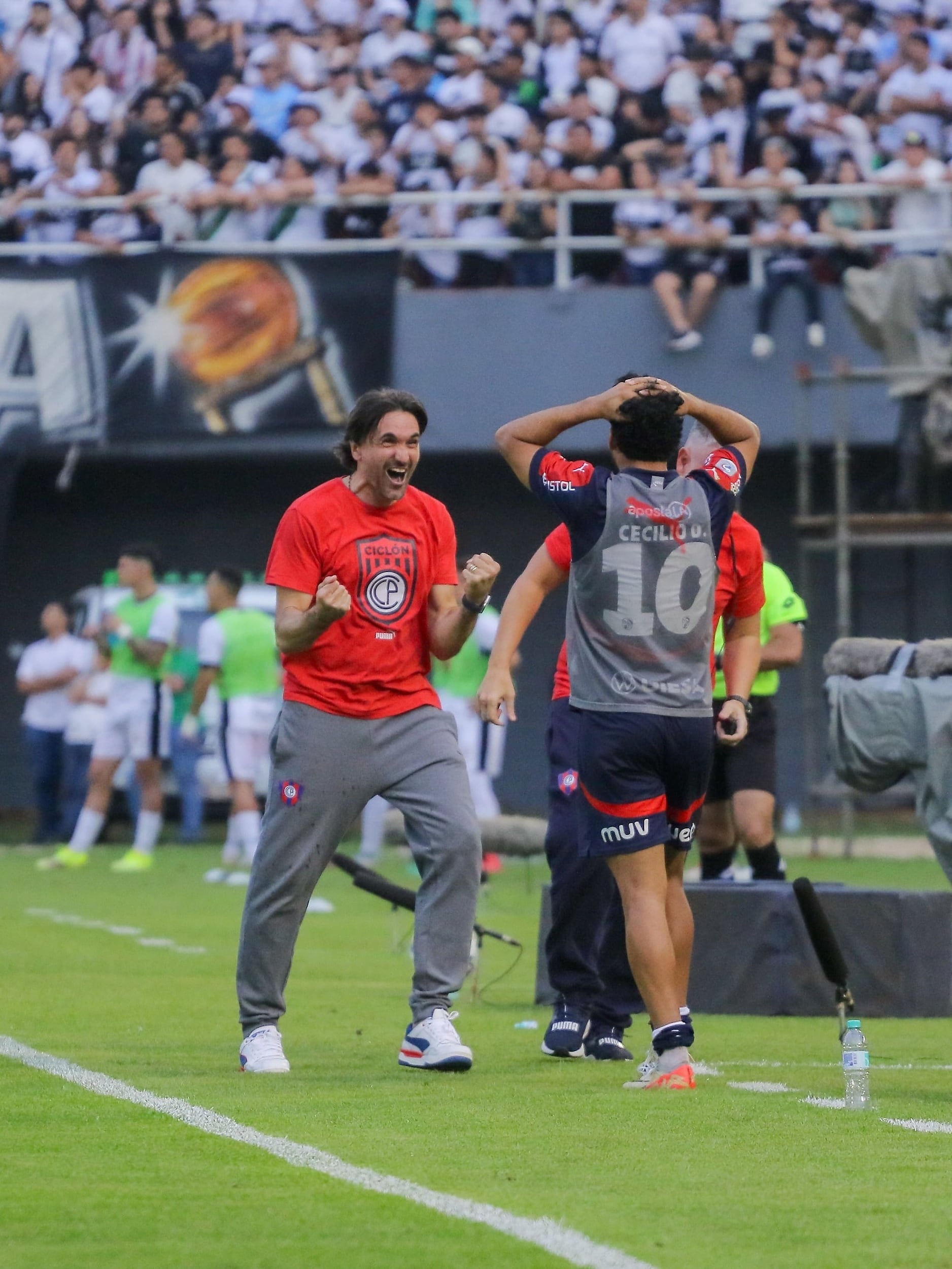 El festejo de Diego Martínez tras ganar un clásico que perdía por 2-0