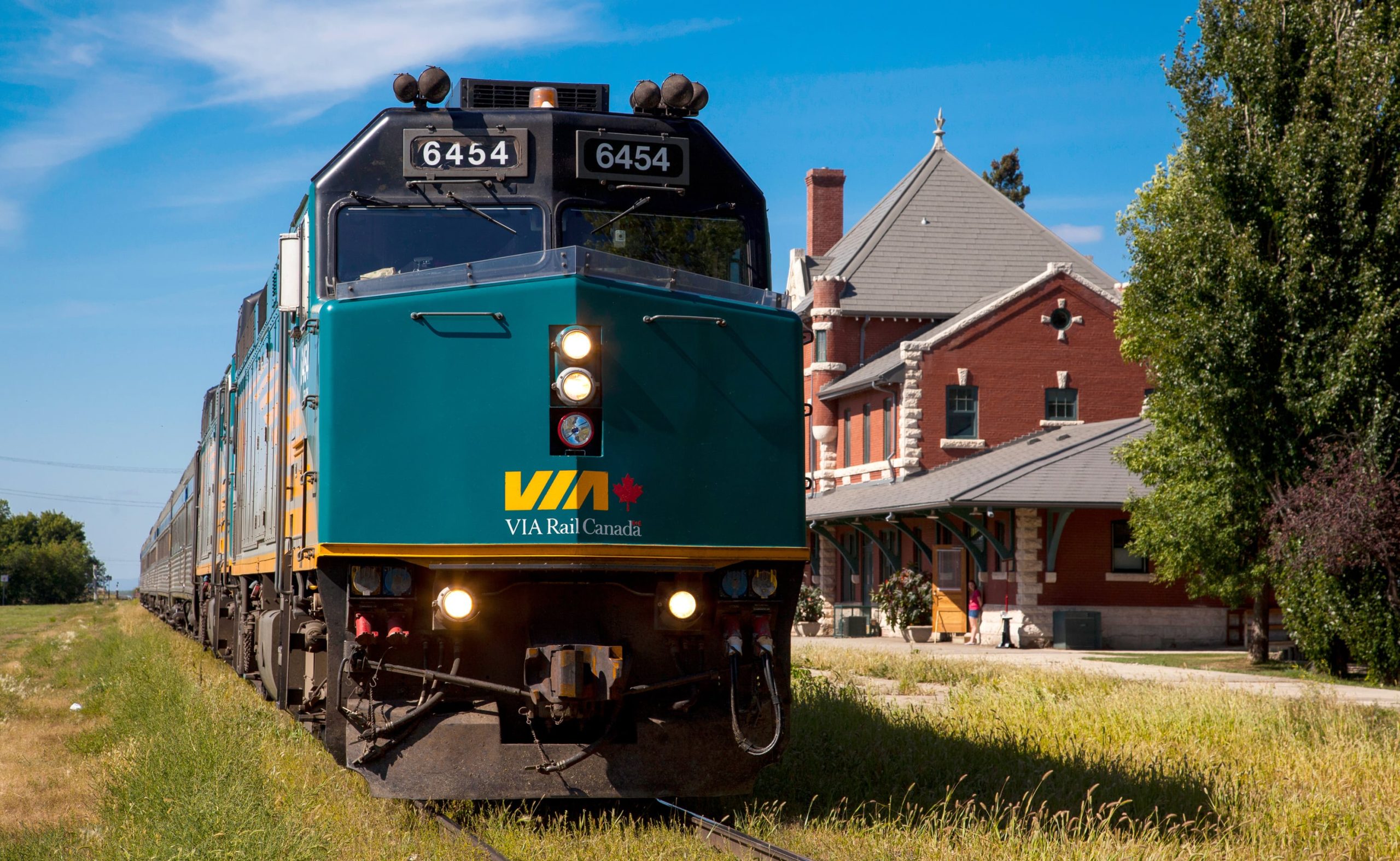 Sin lujos, el antiguo tren con literas se sumerge en paisajes remotos