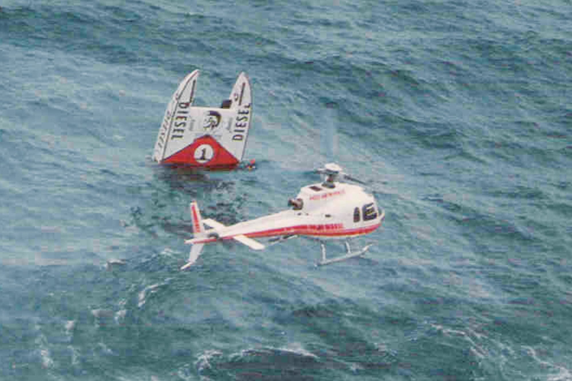 La lancha de Stefano Casiraghi hundida en el Mediterráneo, en octubre de 1990. El accidente fue fatal para el marido de Carolina de Mónaco