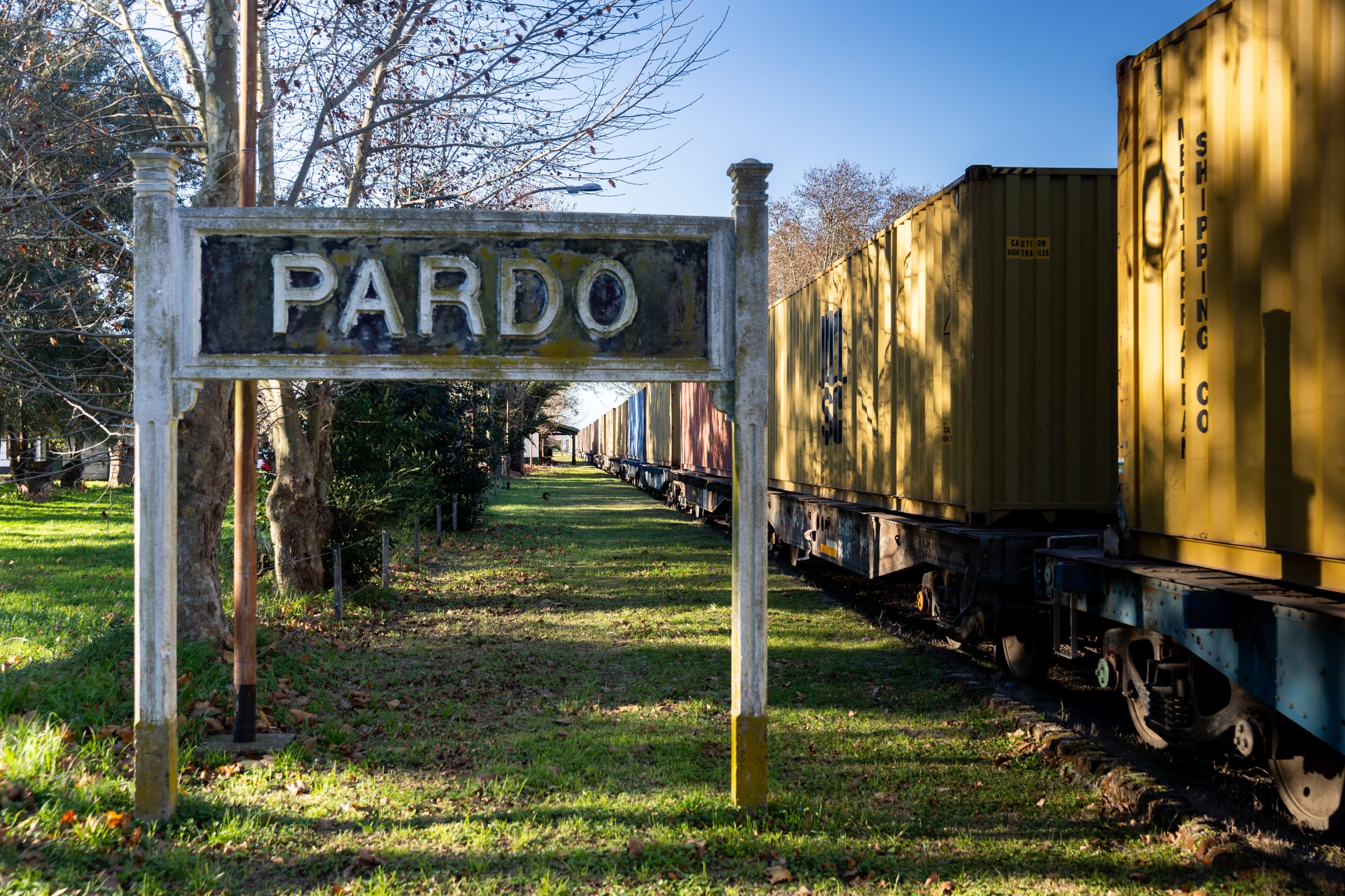 La estación de Pardo ve pasar el tren de carga