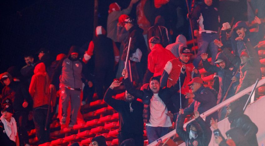 “Un público desquiciado”: el presidente de Independiente cargó contra los hinchas de la Universidad de Chile