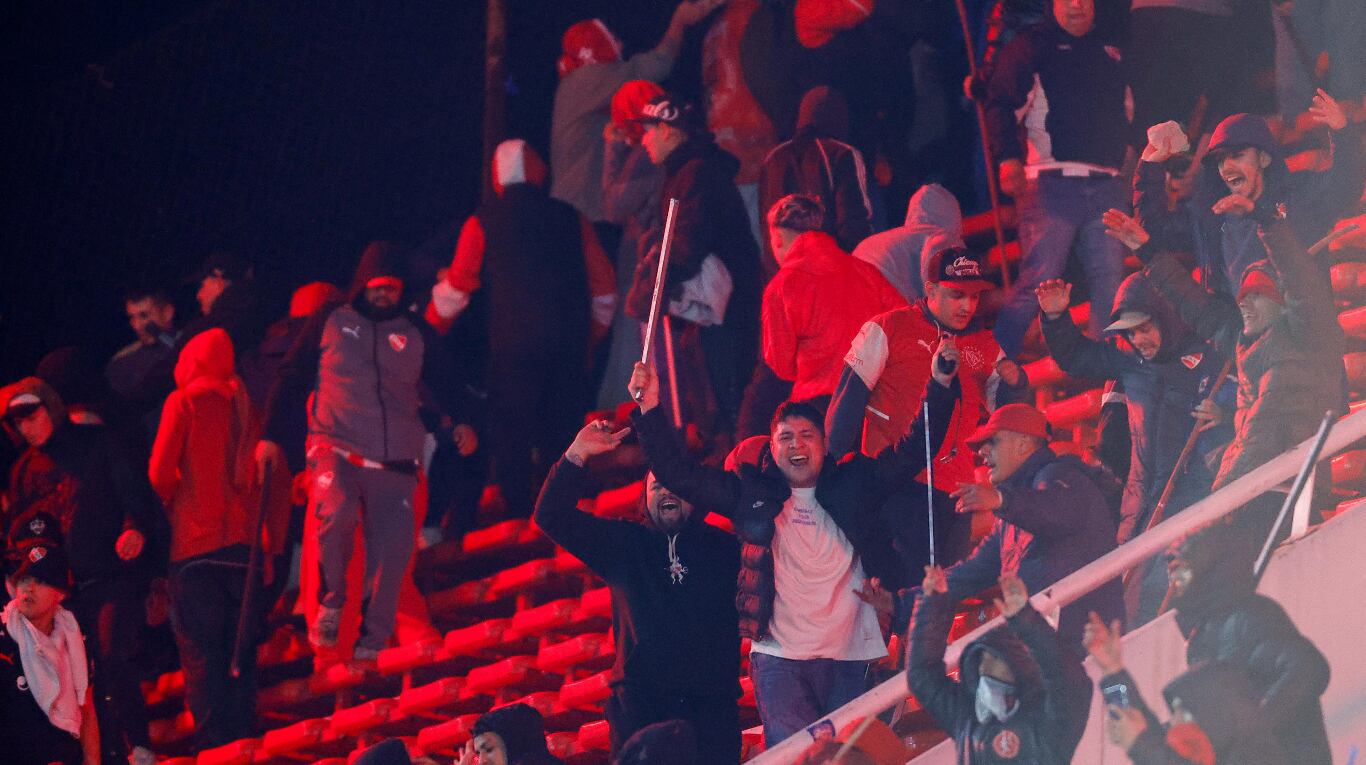 El enfrentamiento entre hinchadas se produjo en medio del partido de vuelta de los octavos de final de la Copa Sudamericana. (Foto: EFE)