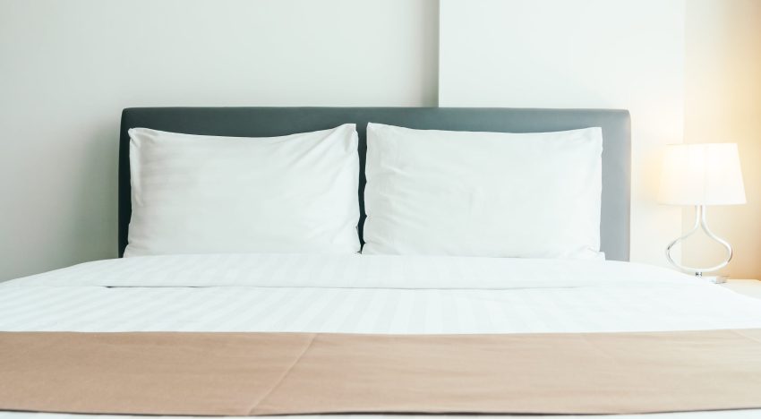La importancia de organizar la cama al despertar, según una especialista