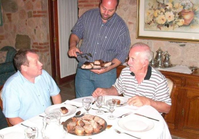 Neil Wilkinson y Mariano Velasco, antiguos enemigos en Malvinas, se reencontraron en Córdoba y compartieron un asado.