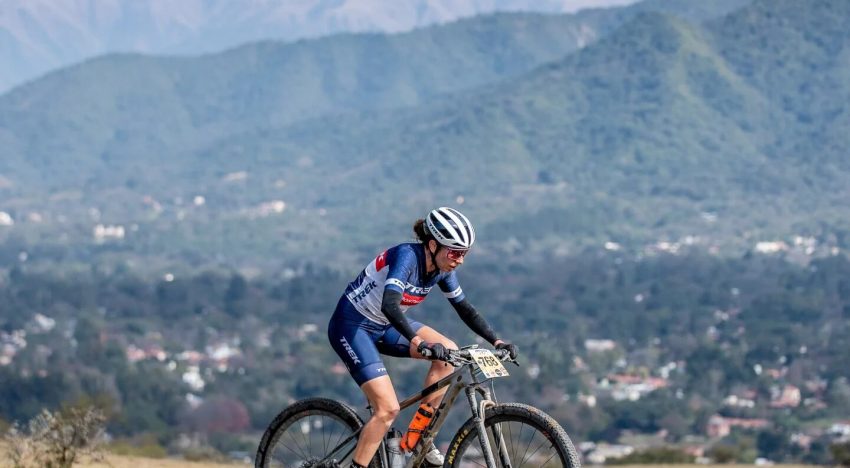 “Juntas otra vez”: la campeona de ciclismo recuperó la bicicleta que dos motochorros le habían robado