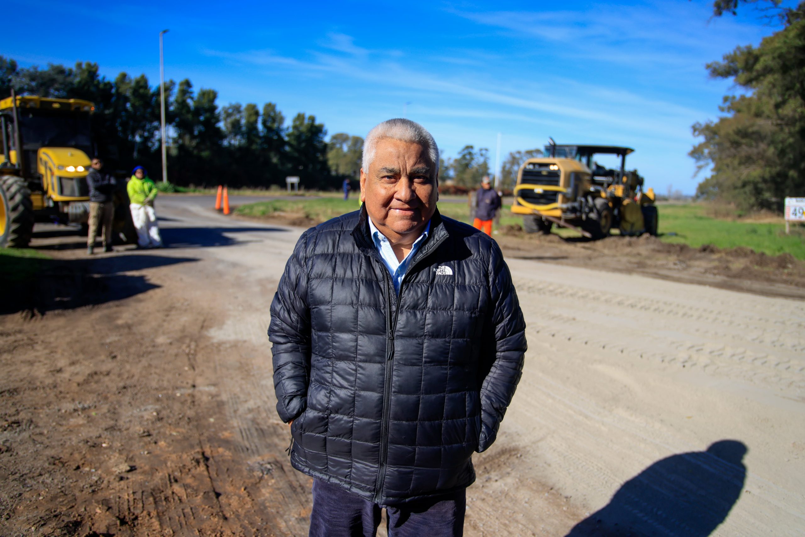 El intendente de San Pedro, Cecilio Salazar, supervisa las obras de pavimentación en la entrada de Santa Lucía