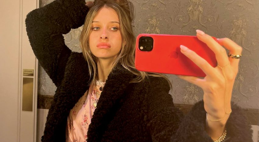 Tiene 19 años. Es la nieta de una diva del cine e hija de un reconocido director, estudia Literatura y Arte y ama la danza