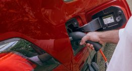 En Estados Unidos: cuánto sale llenar el tanque de gasolina de un Toyota RAV4 en agosto de 2025