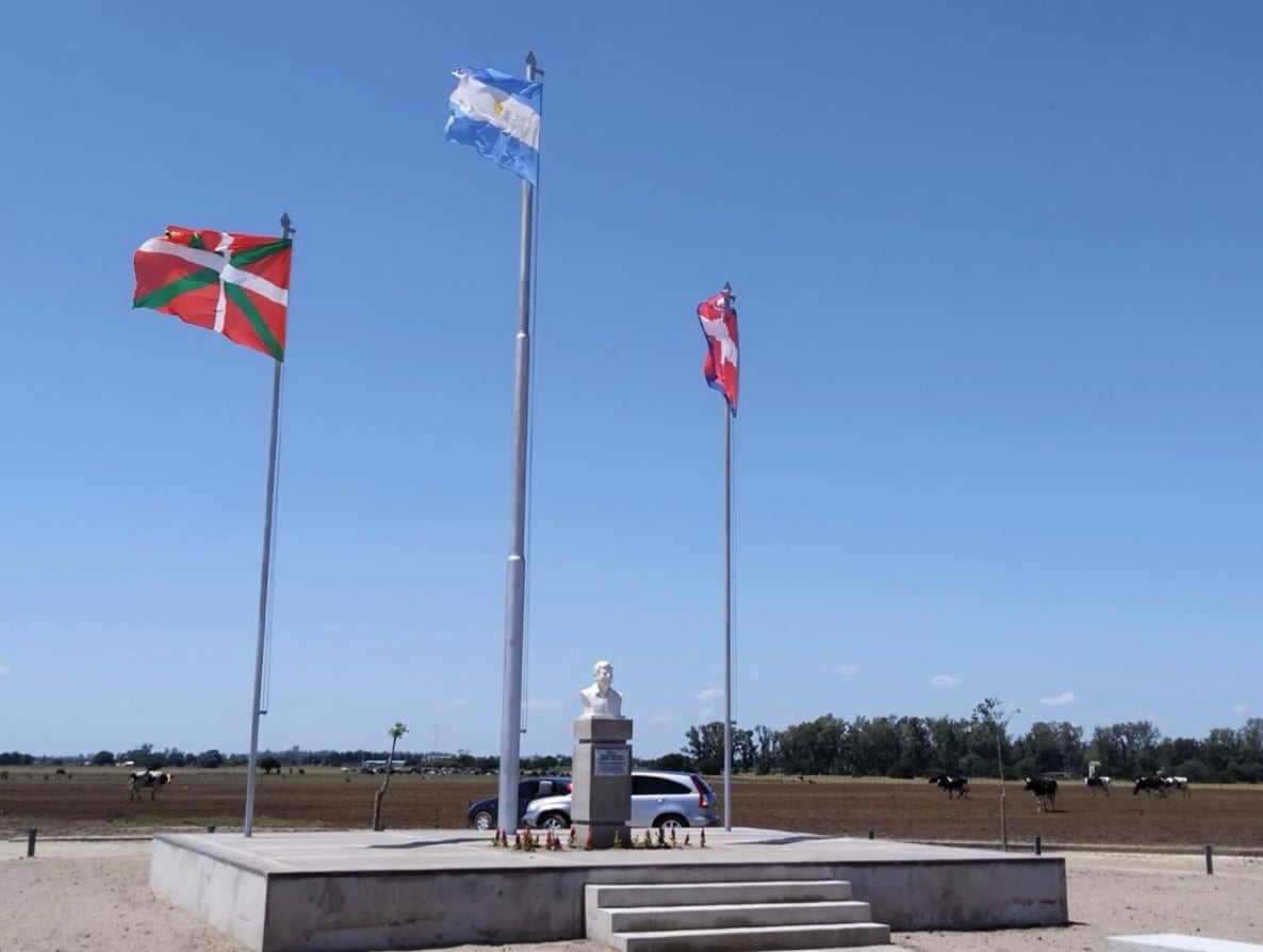Un homenaje de la familia a Néstor Giraudo en la entrada al tambo