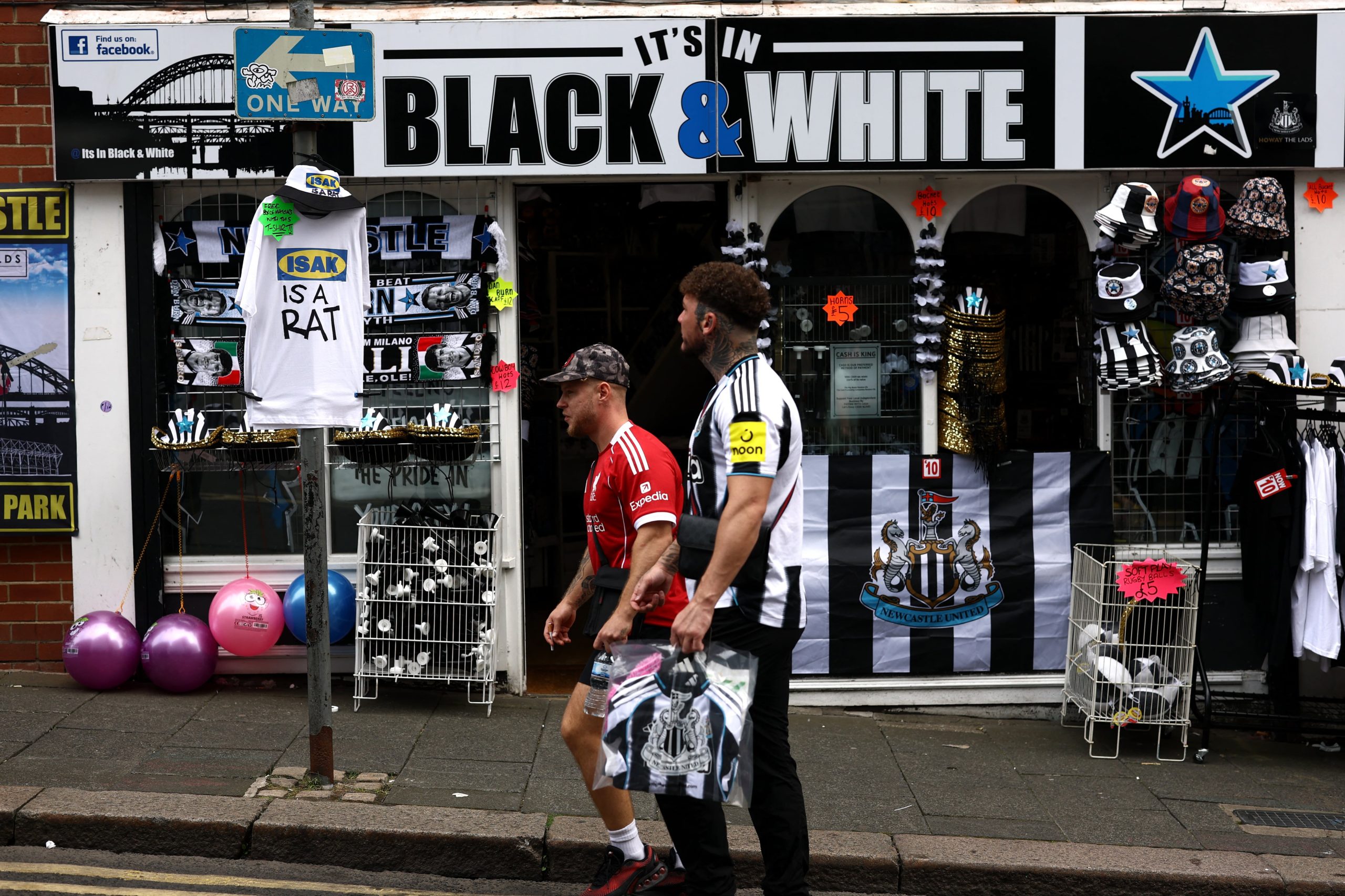 Newcastle vs Liverpool por la fecha 2 de la Premier League del 2025.