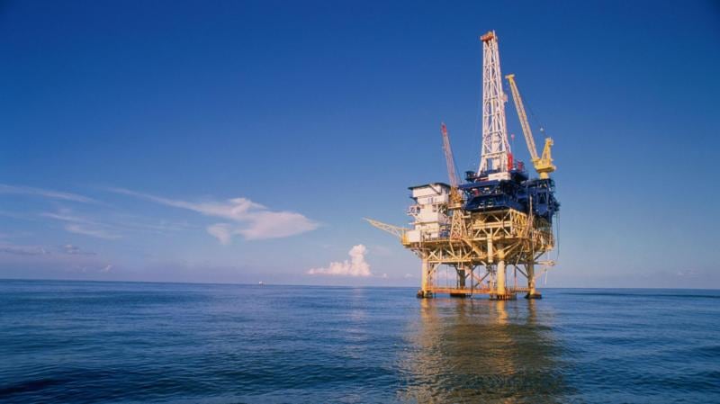 Las plataformas offshore son estructuras instaladas en el mar que se utilizan para la extracción de petróleo y gas natural que se encuentran bajo el lecho marino
