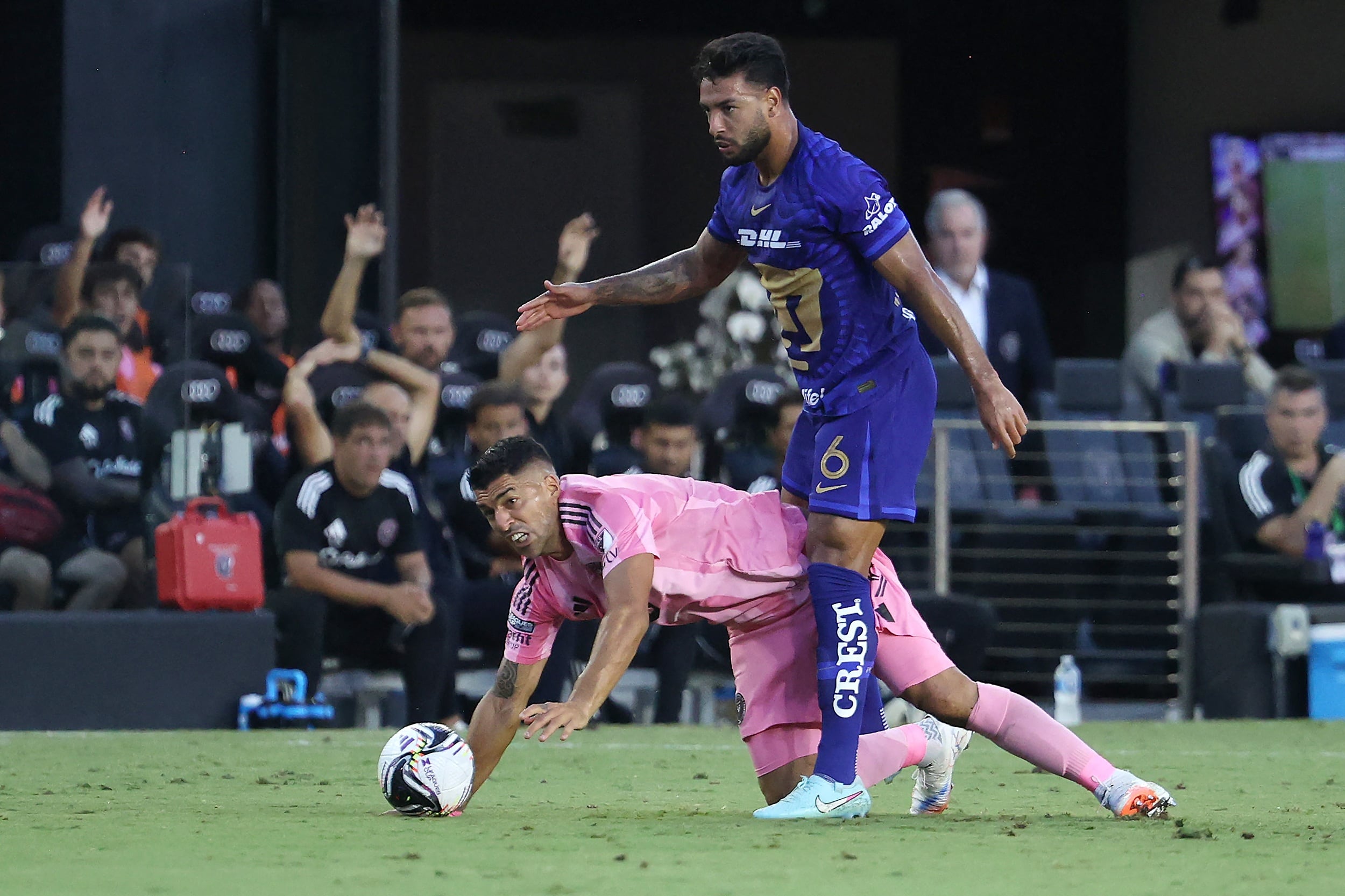 Luis Suarez en el piso ante la marca de Nathan Silva; el goleador uruguayo asistió a Rodrigo De Paul en el gol de Inter Miami y en el inicio del segundo tiempo el VAR le anuló un gol
