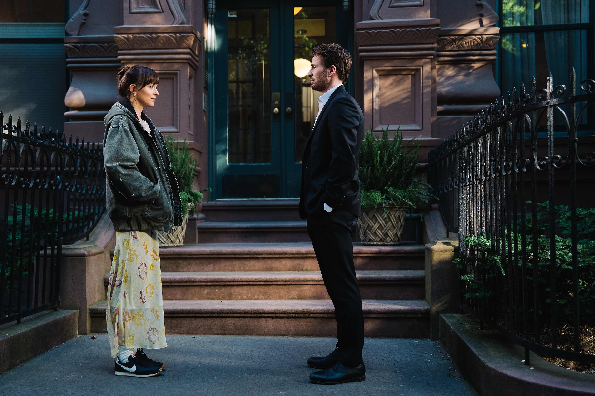 Dakota Johnson y Chris Evans en Materialistas