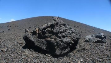 Paisajes rojizos, miles de guanacos y volcanes: cómo llegar a la misteriosa reserva de La Payunia en Mendoza