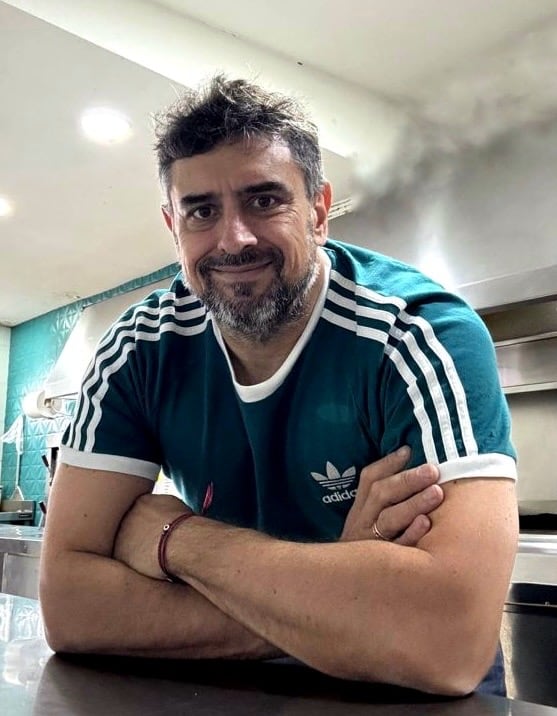 El chef, Gastón, en la cocina