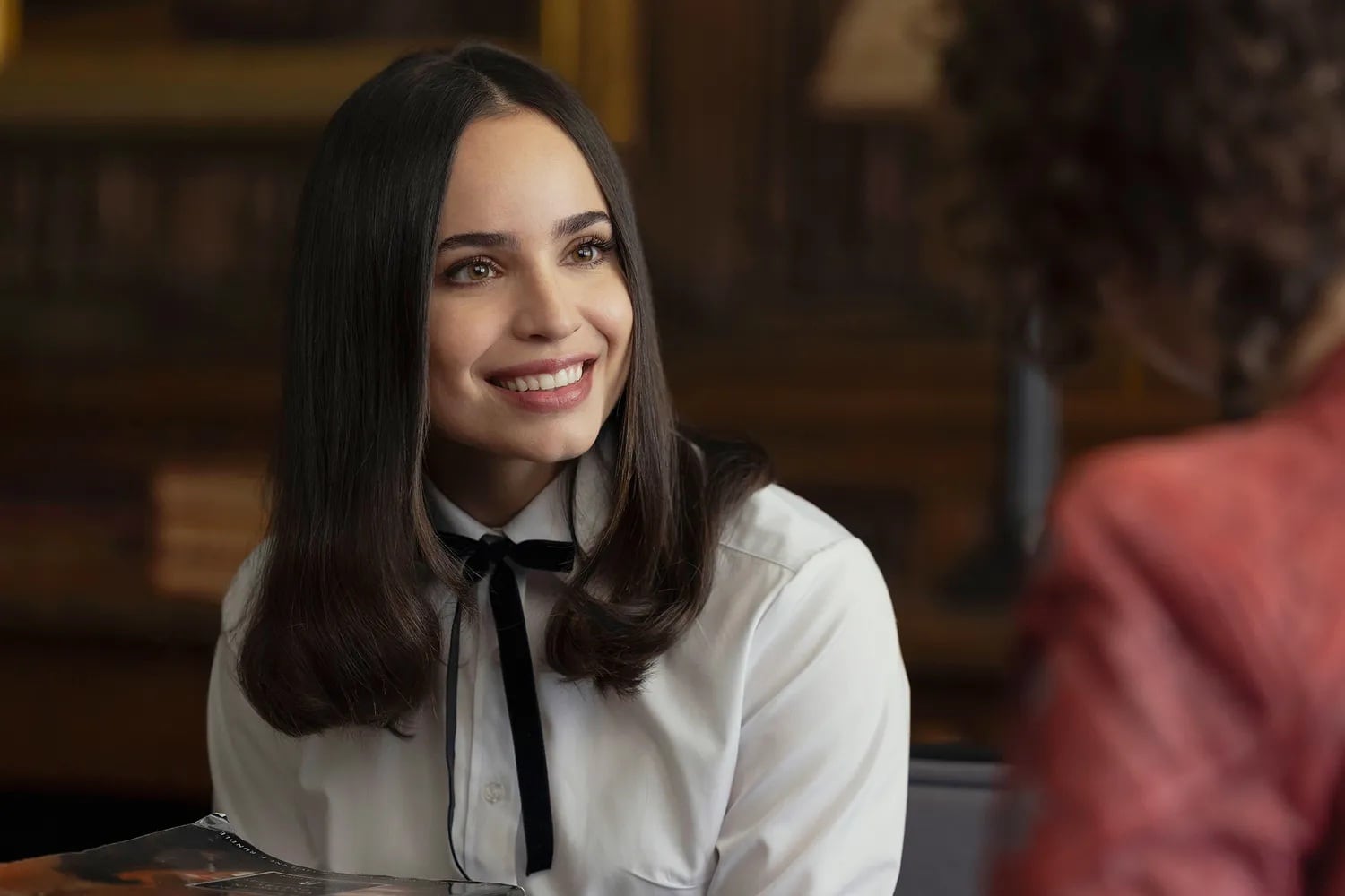 La actriz Sofía Carson personifica a Anna en la película Mi Año en Oxford (Netflix)
