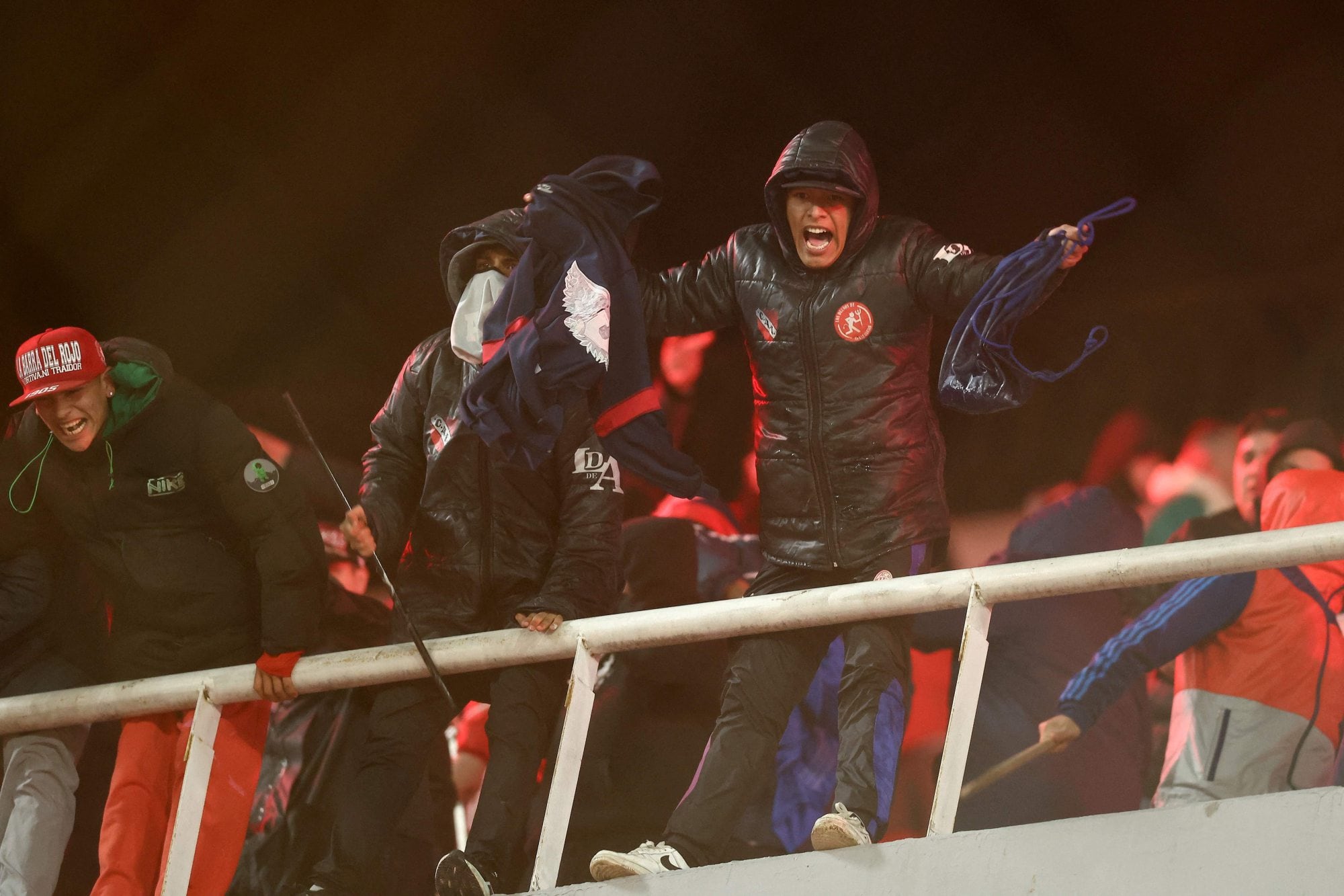 Hinchas con fierros en las tribunas, cuando ya todo se desmadró en el estadio de Independiente