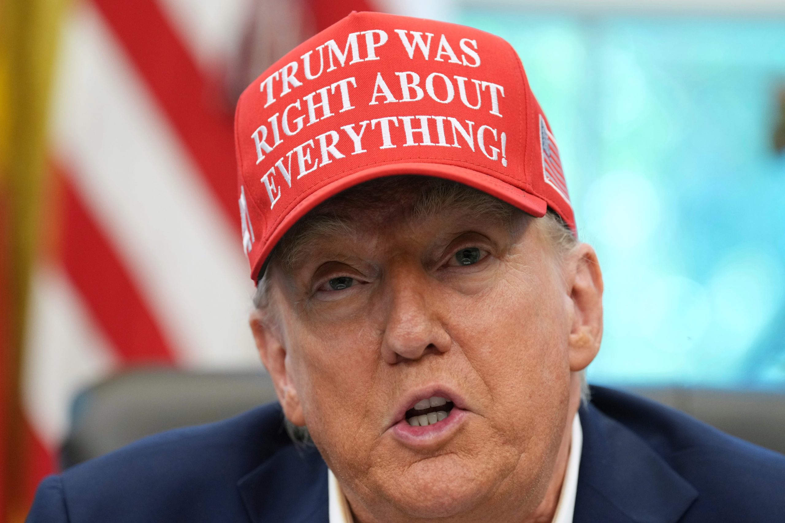 El presidente Donald Trump habla en el Salón Oval de la Casa Blanca, el 22 de agosto de 2025, en Washington. 