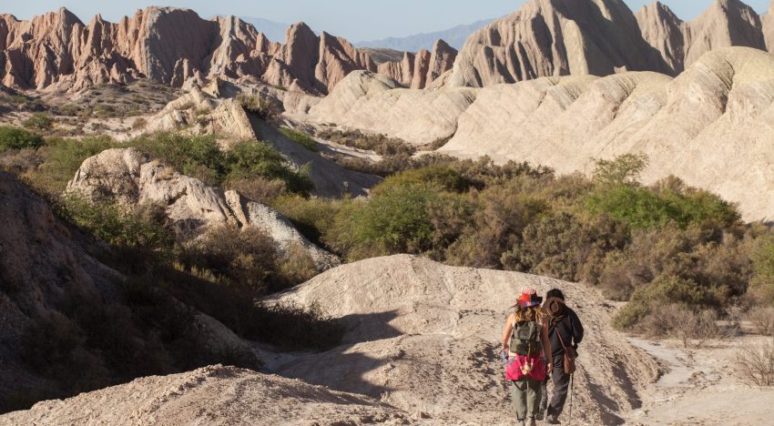 Los mejores trekkings entre cerros de colores, desiertos y selvas de altura