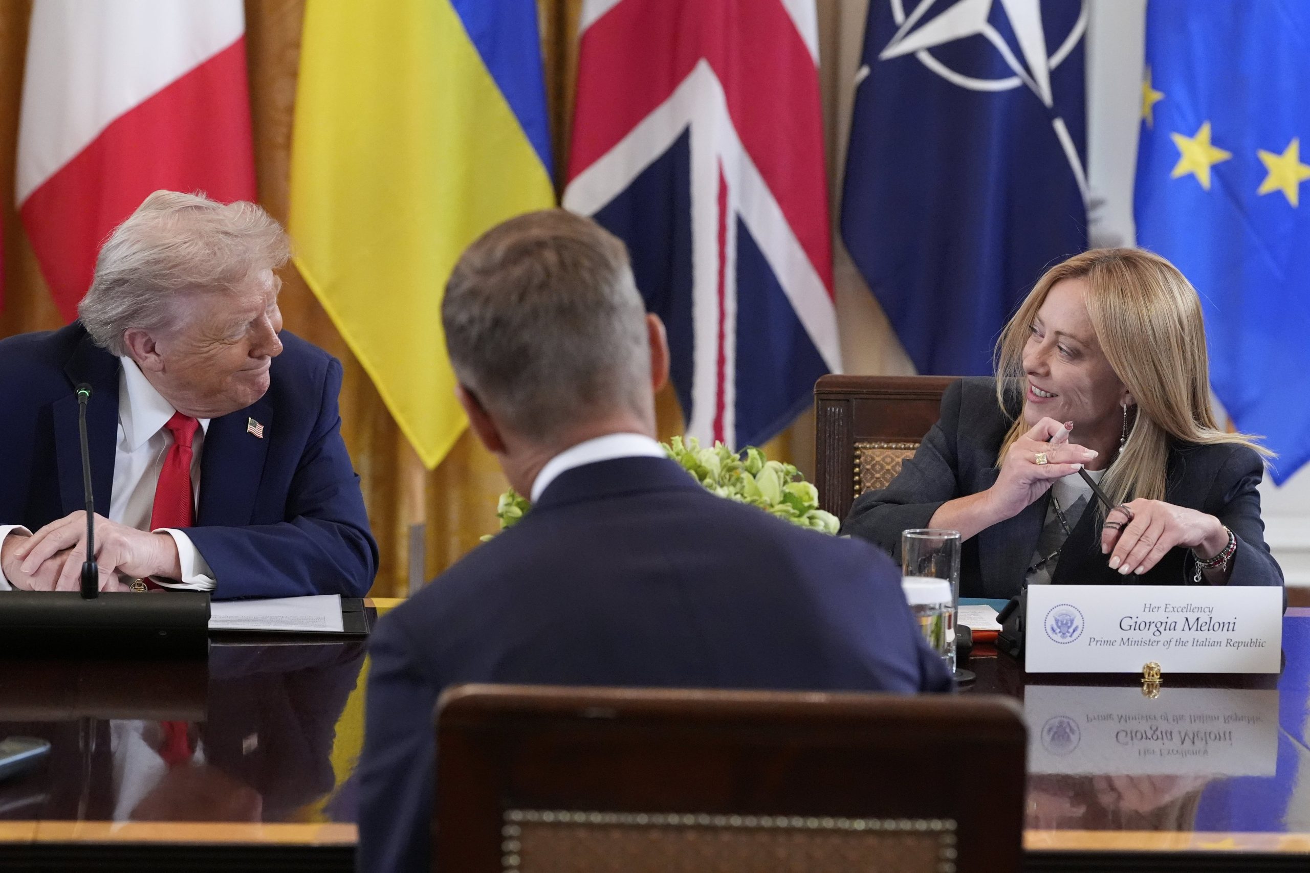 El presidente Donald Trump y la primera ministra italiana, Giorgia Meloni, se reúnen con el presidente ucraniano, Volodimir Zelensky, en la Sala Este de la Casa Blanca, el lunes 18 de agosto de 2025, en Washington