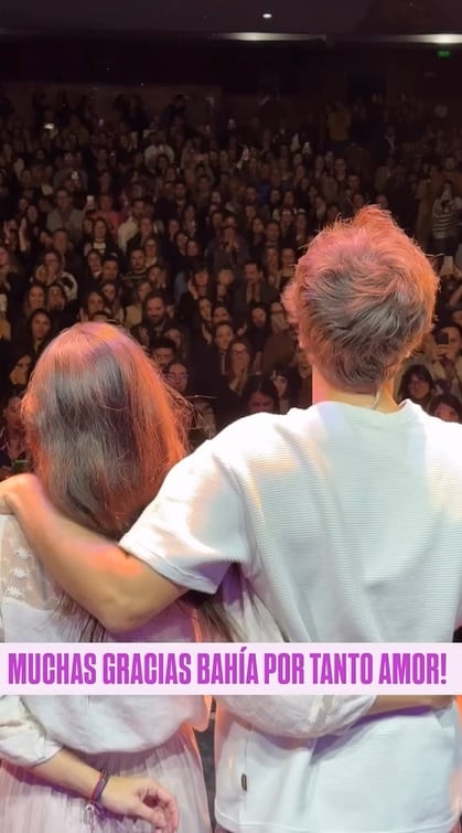 El abrazo de los actores frente al público que los aplaudió de pie